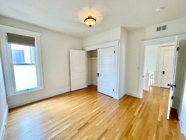 Building Photo - HUGE Top Floor Edwardian 4BR/1.5BA  Flat w...