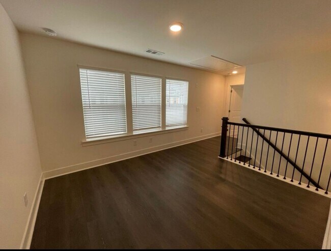 Building Photo - Beautiful end unit townhouse in the Townes...