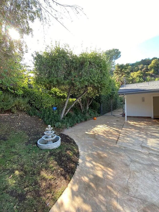 Building Photo - 16636 Calneva Dr