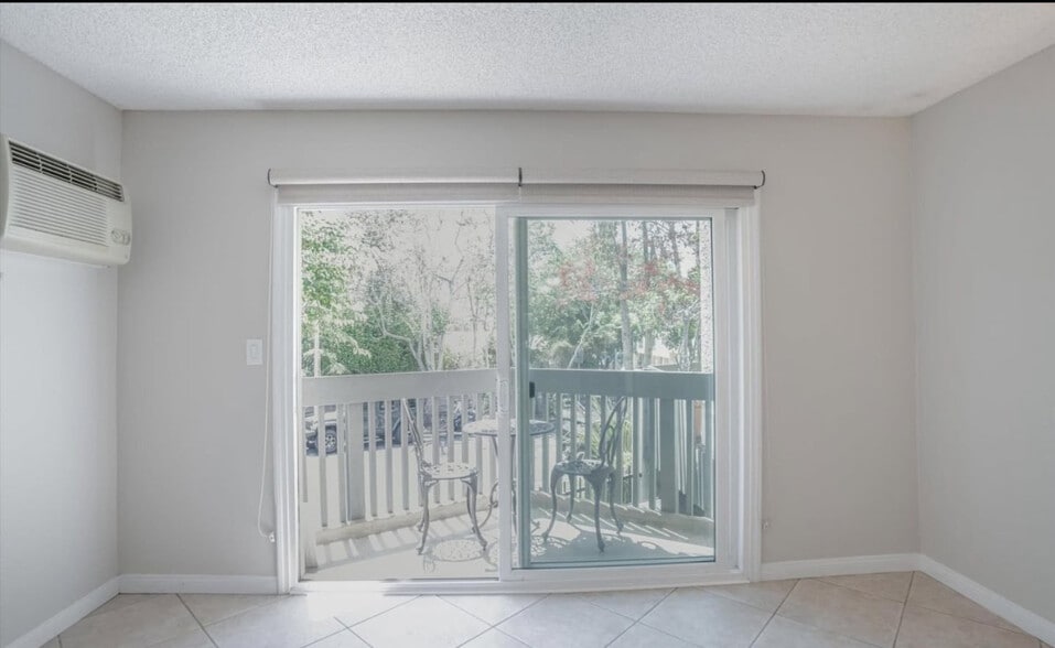 Building Photo - 8577 Rugby Dr
