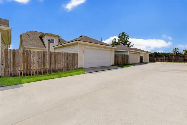Building Photo - 3930 Mossy Pl Ln
