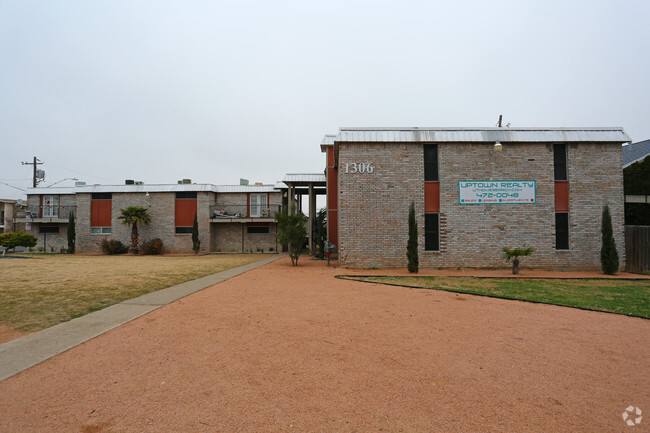 Primary Photo - Seven Towers Apartments