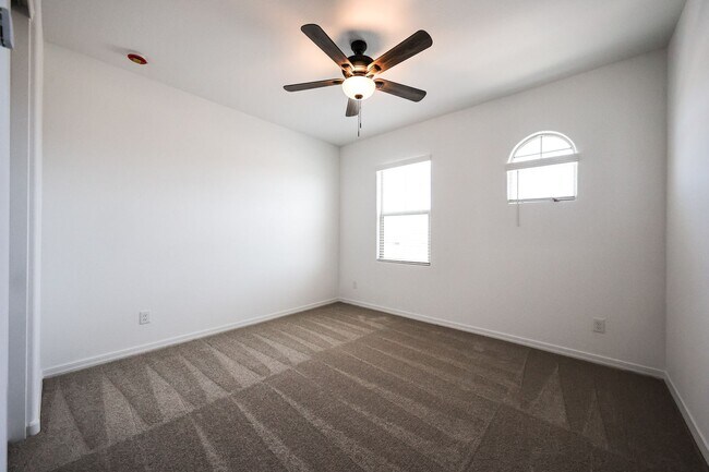 Building Photo - 3 Bedroom + Den and Loft in Aloravita Community