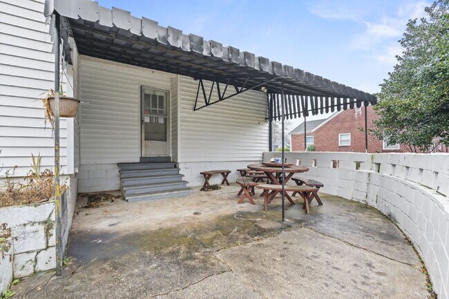 Building Photo - Nicely maintained 3 Bed, 1 Bath Single-Level Home with Bonus Sunroom ($1400/mo base rent***)