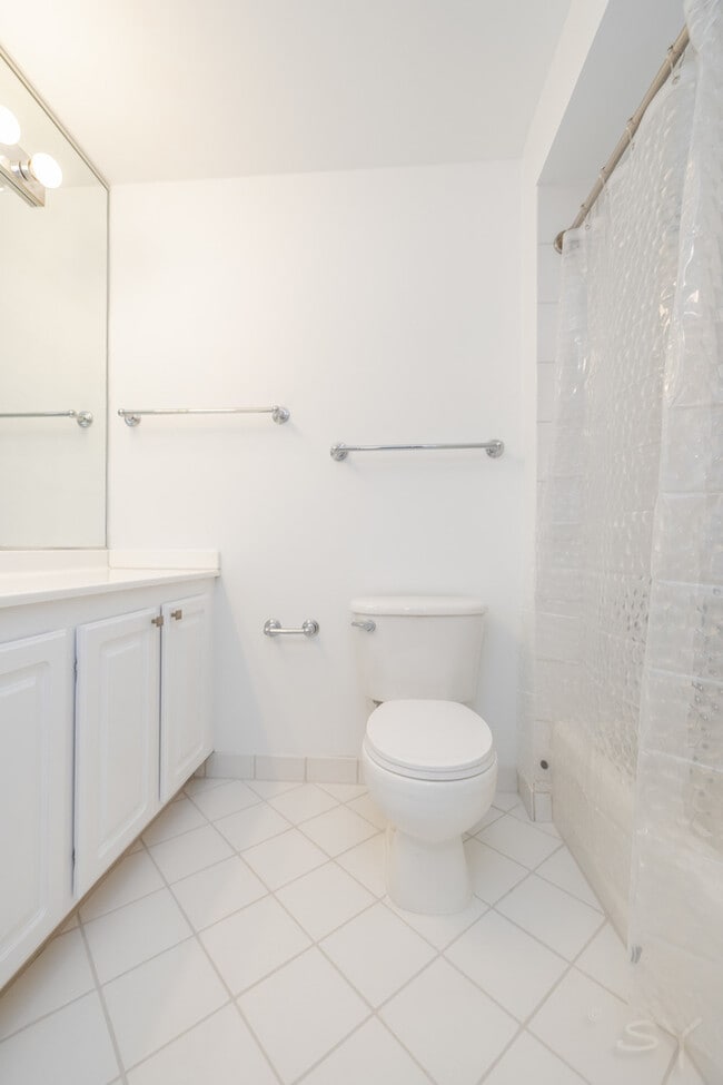 Building Photo - 345 N La Salle Dr