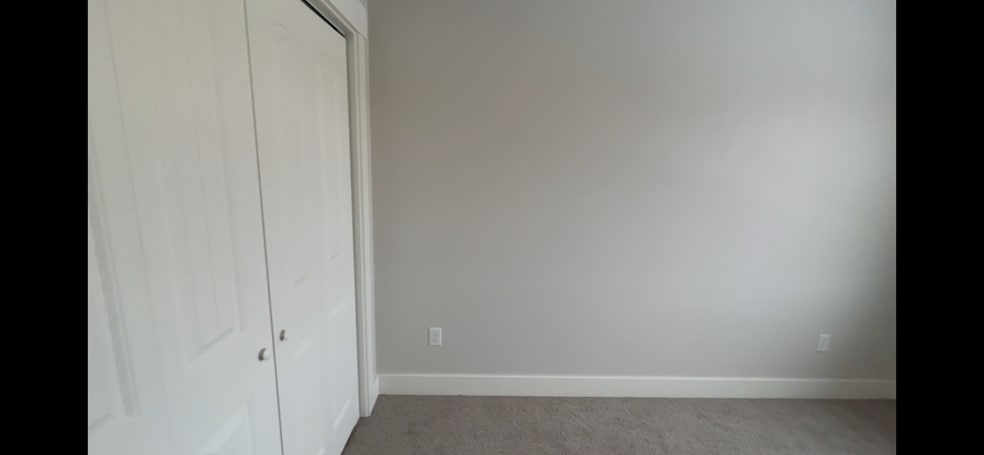 Clean and undamaged walls and floors. - 205 Manhattan South Rd