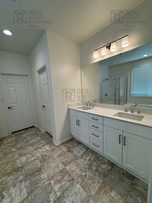 Building Photo - Single-Story Comfort & Style in Prime Heme...