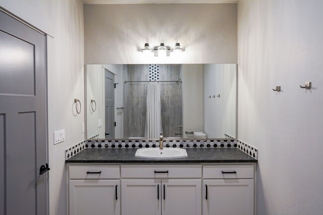 Building Photo - 2148