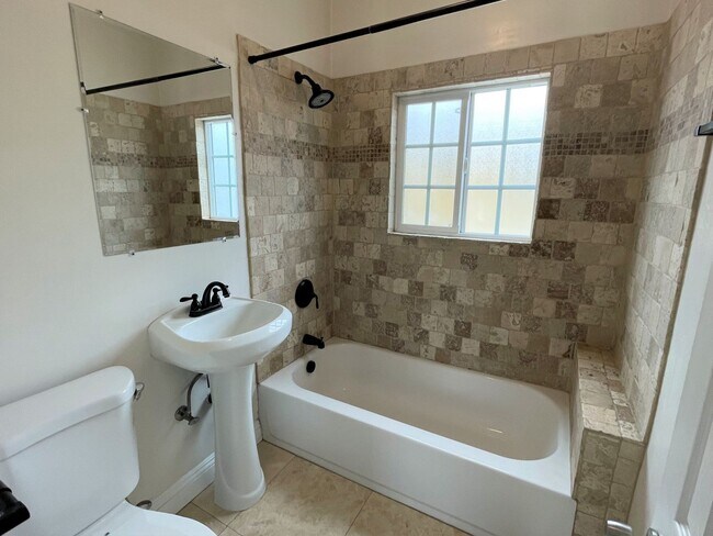 Building Photo - Charming Second Floor Apartment Home
