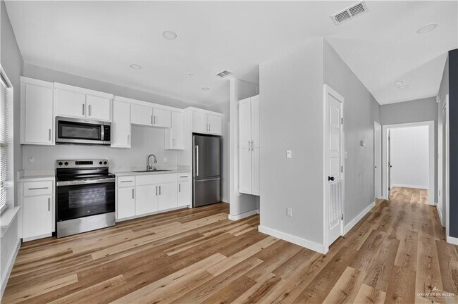 Building Photo - 1207 W Kennedy St