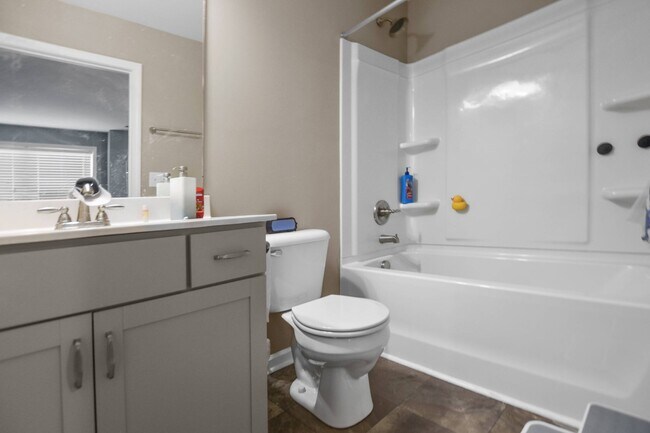 Building Photo - Two Bedroom in Sango!