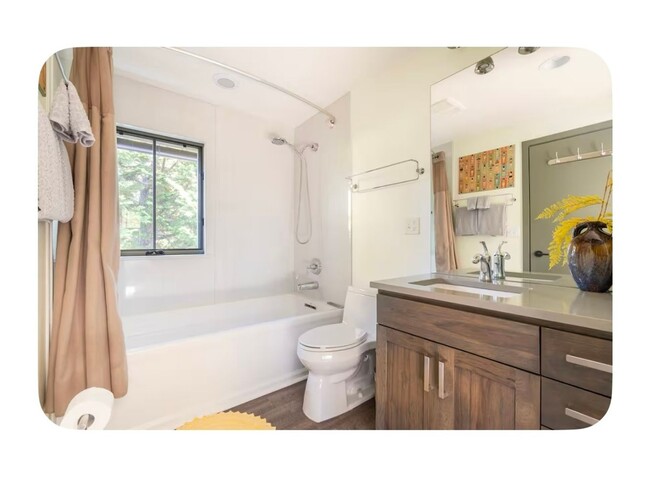 Building Photo - Charming 1BR Condo in Kenmore in forest se...