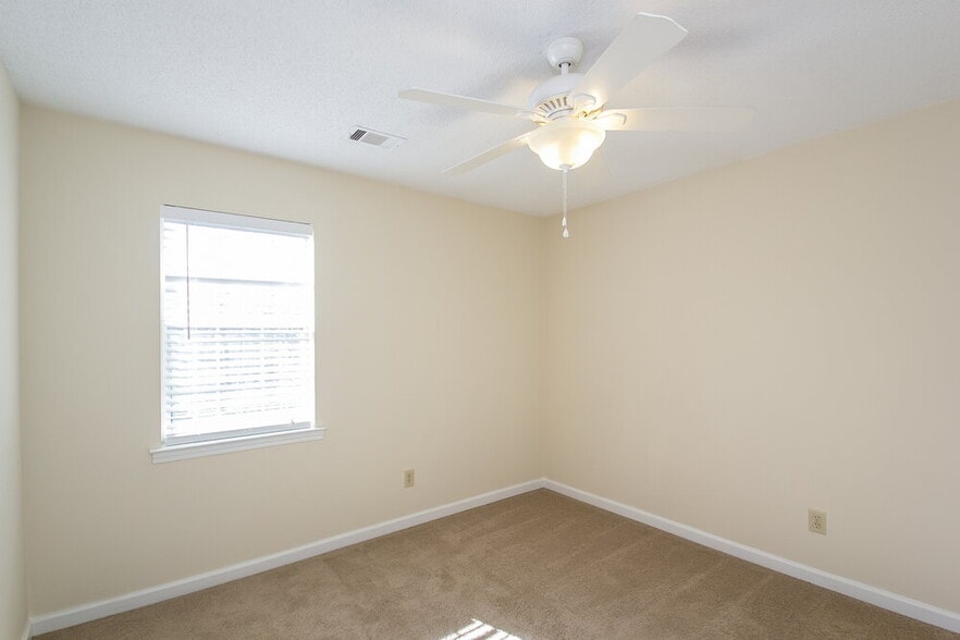 Building Photo - 408 Streamview Ln