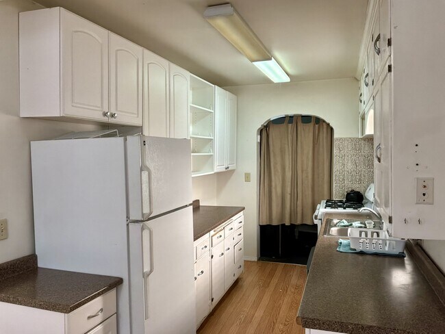 Building Photo - 385 Fir St