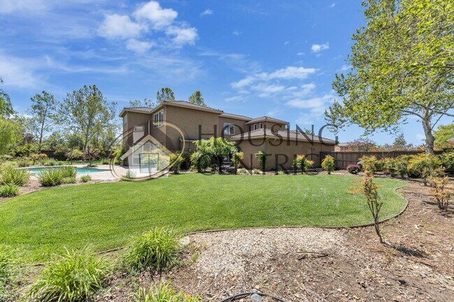 Building Photo - Beautiful Executive Home w/ Pool on 1/2 Ac...