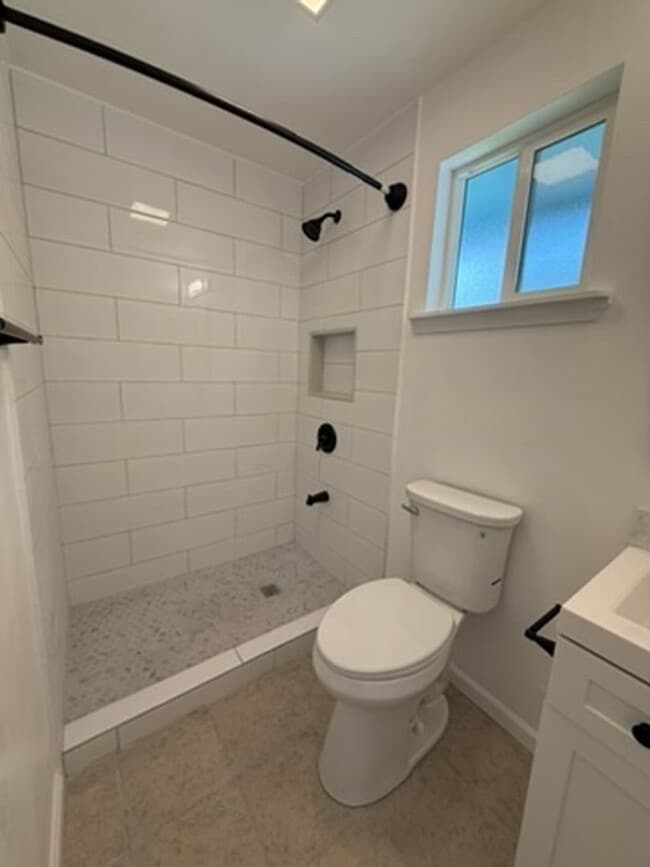 Building Photo - Unfurnished 1 bed/1 bath PET FRIENDLY - wa...