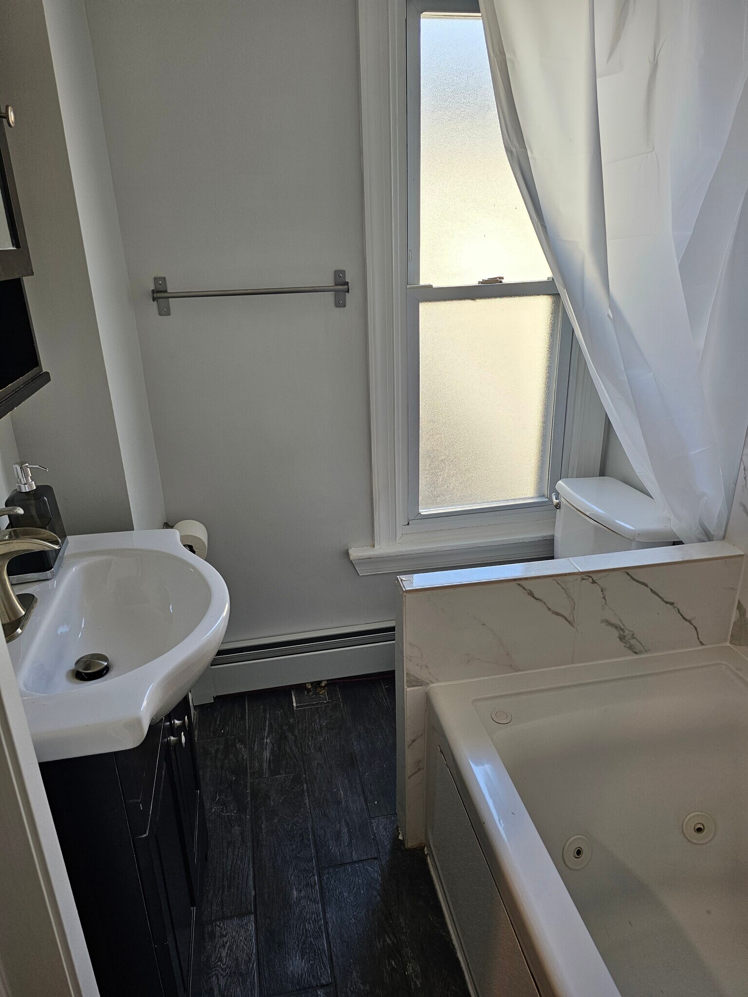 Building Photo - 721 W Oak St