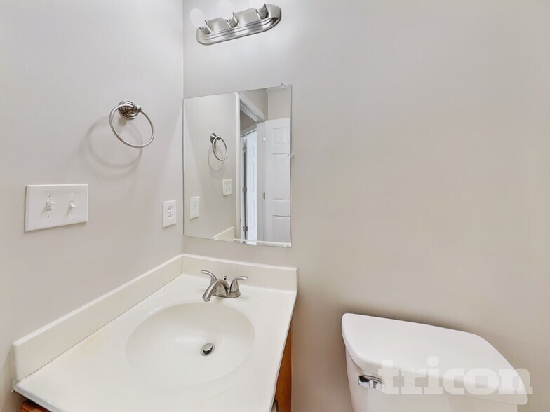 Building Photo - 5513 Landreaux Dr