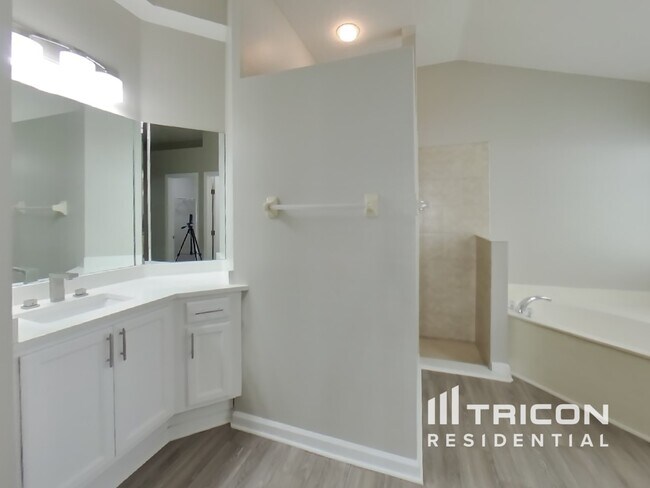Building Photo - 825 Stallion Way