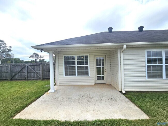 Building Photo - 385 Robinson Rd