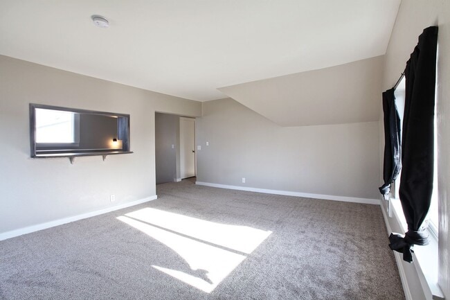 Building Photo - Darling 2 Bedroom Convenient Stanwood Home Move in Ready!