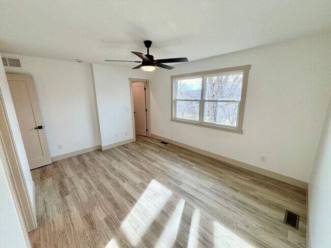 Building Photo - Newly Remodeled Home in the Heart of MHK!