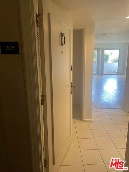 Building Photo - 416 N Oakhurst Dr