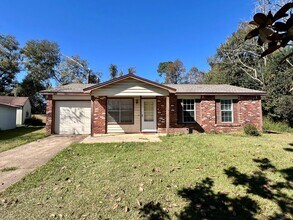 Building Photo - Super house on large private lot