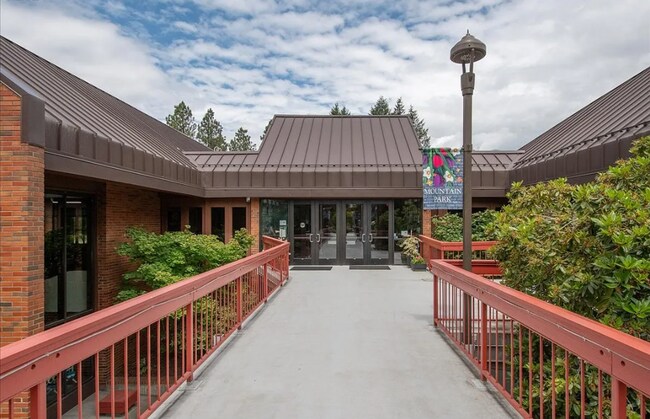 Building Photo - This Lovely 3 Bedroom 2.5 Bath End Unit Co...