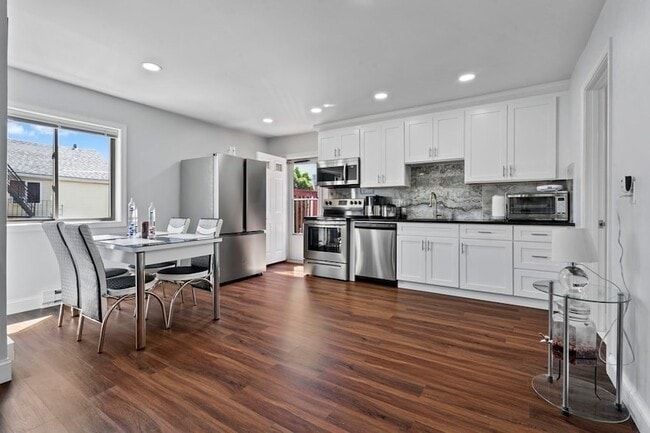 Building Photo - 165 Saratoga St