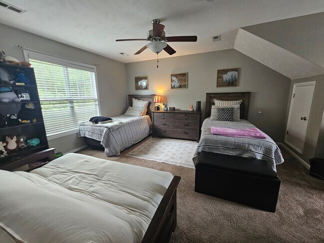 Building Photo - Two-Story Home Located in Lexington Planta...