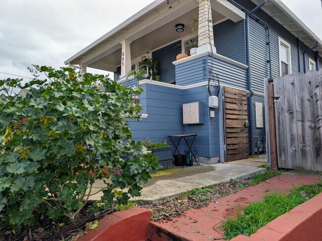 Building Photo - Charming remodeled garden flat with laundry
