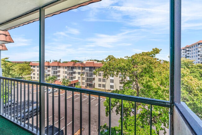 Building Photo - 4172 Inverrary Dr