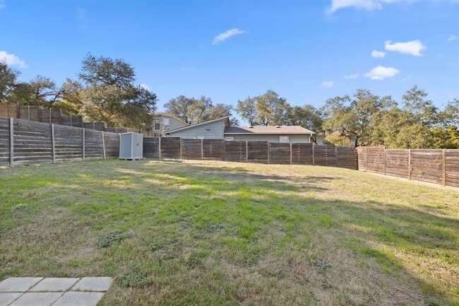 Building Photo - 2304 Rain Water Dr