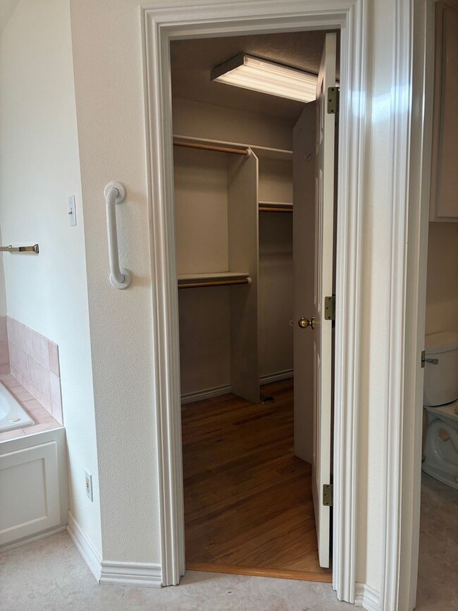 Building Photo - Arranmore 2 Bedroom with Den Available Now !