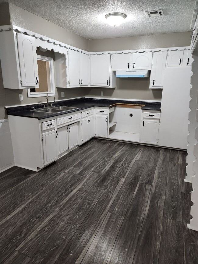 Building Photo - Charming 5 Bedroom House