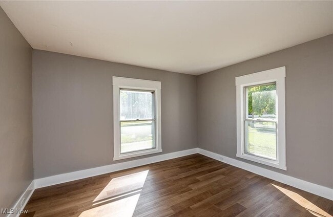 Building Photo - 353 S Maple St