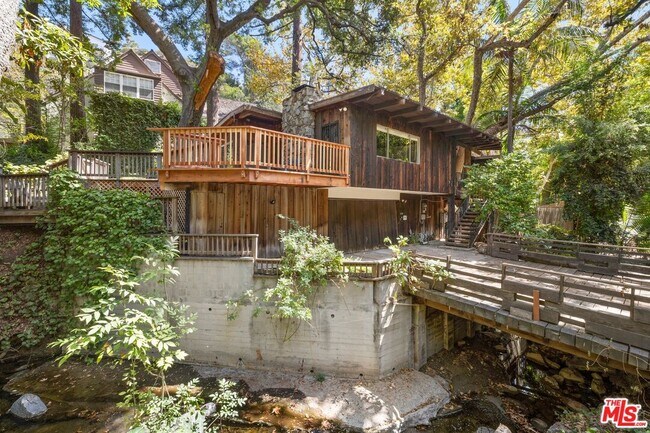Building Photo - 2370 Nichols Canyon Rd
