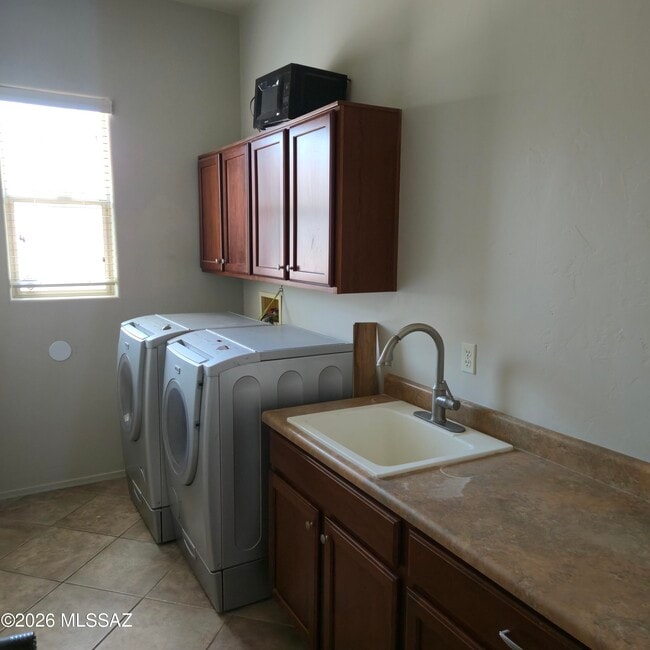 Building Photo - 9927 E Karst Pl