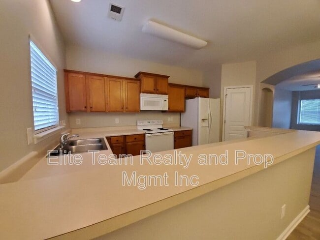 Building Photo - 12676 Persimmon Tree Dr