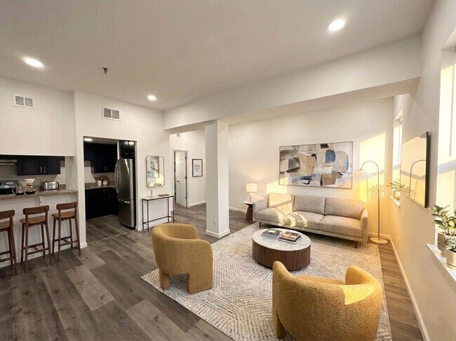 Building Photo - 227 Christopher Columbus Dr