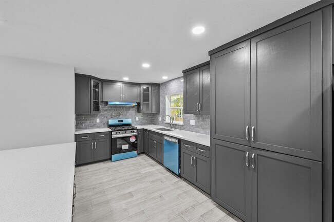 Building Photo - 22 13th Ave N
