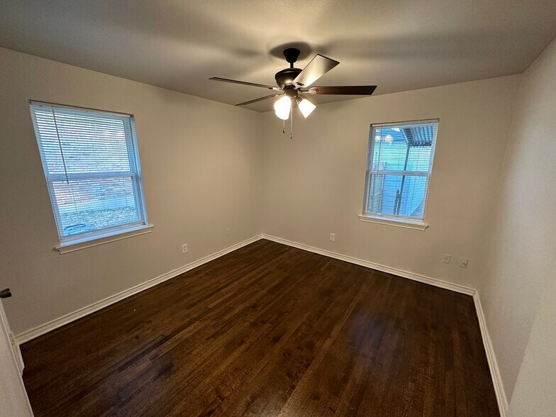 Building Photo - 2322 Meadow Ln