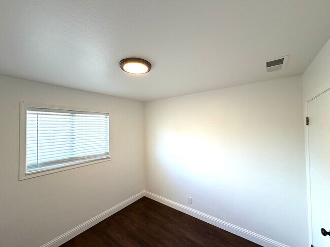 Building Photo - Charming 3-Bed, 1-Bath West Sacramento Home – Updated with Solar!