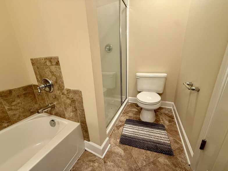 Main room Bath - 8236 Lenox Creekside Dr