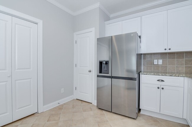 Building Photo - 3 Bedroom 2 Bath in Canterbury Farms