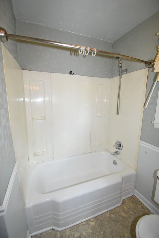 Building Photo - 2 Bedroom Home For Rent in The County!