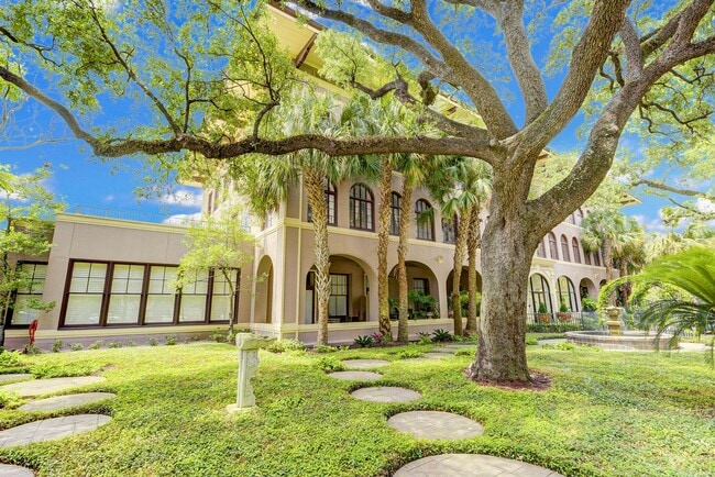 Building Photo - Exceptional 1 bed/1bath loft-style unit in...