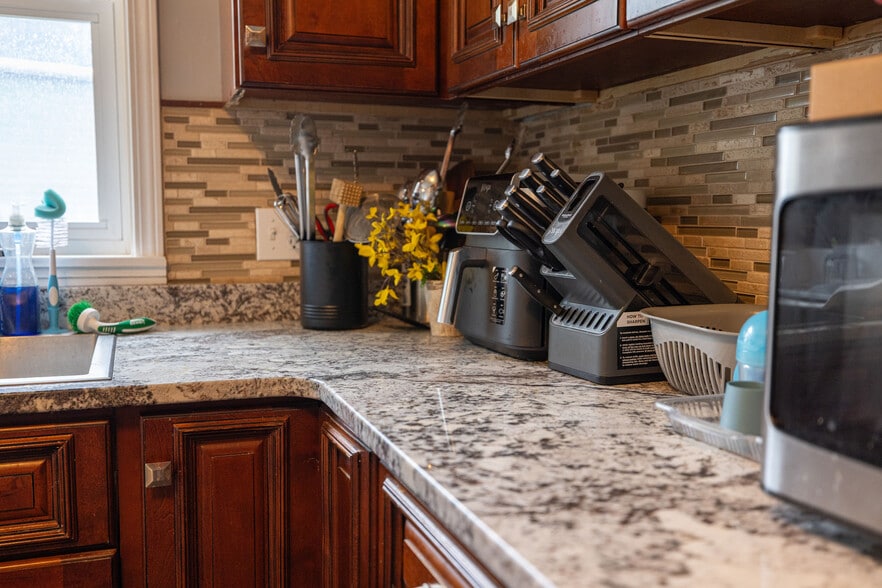 Building Photo - 537 Vine Ln