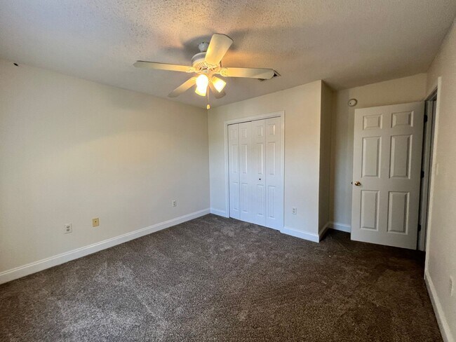 Building Photo - Central Crestview Location